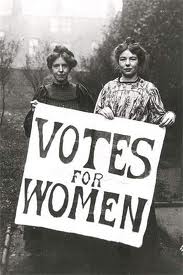 دو زن که پوستری درباره حق رای برای زنان را به دست گرفته اند