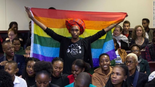اکتویست کای کول‌کس پرچم رنگین‌کمان را در داد‌گاه عالی بوتسوانا برافراخت.