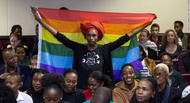 اکتویست کای کول‌کس پرچم رنگین‌کمان را در داد‌گاه عالی بوتسوانا برافراخت.